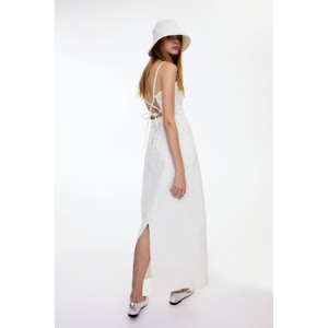 Sukienka H & M z dekoltem w karo maxi z odkrytymi ramionami