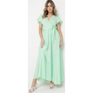 Zielona sukienka born2be w stylu klasycznym z dekoltem w kształcie litery v z krótkim rękawem