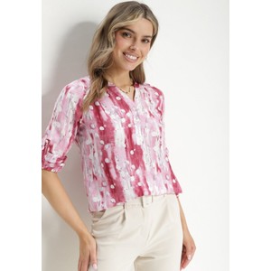 Różowa bluzka born2be w stylu klasycznym z nadrukiem z okrągłym dekoltem
