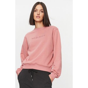 Różowa bluza Woolrich w młodzieżowym stylu