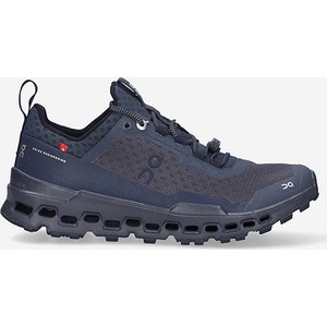 Granatowe buty sportowe On-running z płaską podeszwą sznurowane w sportowym stylu