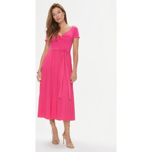 Różowa sukienka Guess midi rozkloszowana z dekoltem w kształcie litery v