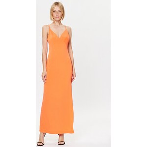 Pomarańczowa sukienka Guess maxi dopasowana na ramiączkach