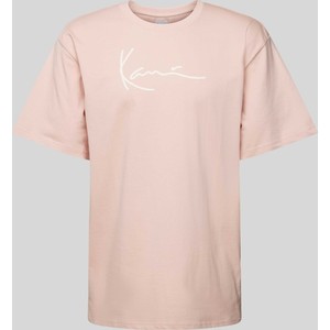 Różowy t-shirt Karl Kani w młodzieżowym stylu
