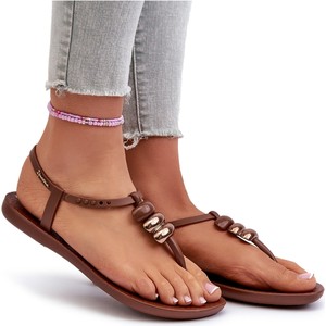 Brązowe sandały Ipanema z klamrami w stylu casual
