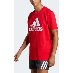 Czerwony t-shirt Adidas w sportowym stylu