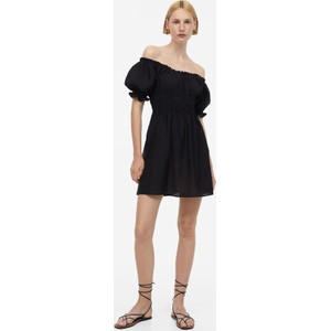 Czarna sukienka H & M w stylu casual hiszpanka z odkrytymi ramionami