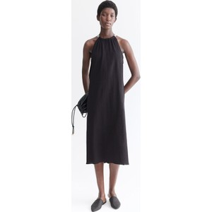 Czarna sukienka H & M midi bez rękawów trapezowa