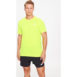 Żółty t-shirt New Balance w sportowym stylu z krótkim rękawem