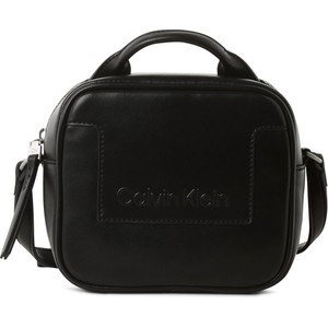 Czarna torebka Calvin Klein na ramię średnia ze skóry