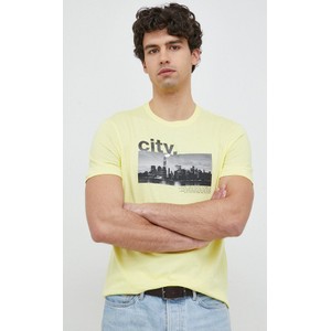 Żółty t-shirt United Colors Of Benetton w młodzieżowym stylu z krótkim rękawem z nadrukiem