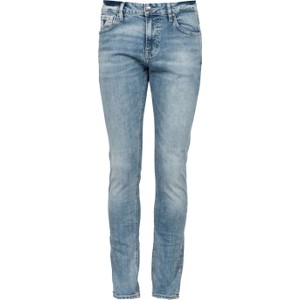 Niebieskie jeansy ubierzsie.com w street stylu