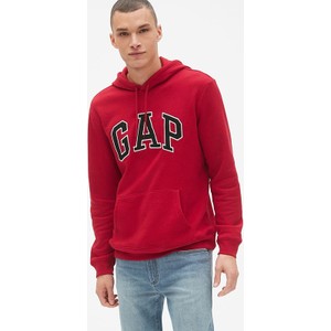 Czerwona bluza Gap w młodzieżowym stylu