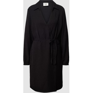 Czarna sukienka Another Label w stylu casual z dekoltem w kształcie litery v kopertowa