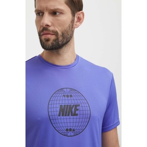 T-shirt Nike z nadrukiem w sportowym stylu