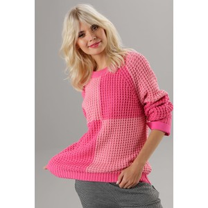 Różowy sweter Aniston w stylu casual