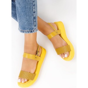 Żółte sandały Zapatos z klamrami ze skóry z płaską podeszwą