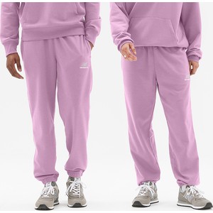 Różowe spodnie New Balance z dresówki