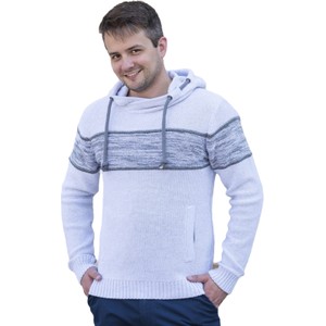 Niebieski sweter M. Lasota w młodzieżowym stylu