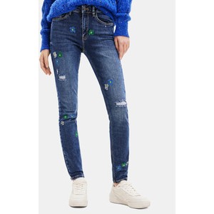 Niebieskie jeansy Desigual w street stylu