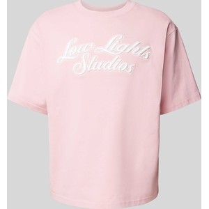 Różowy t-shirt Low Lights Studios z krótkim rękawem w młodzieżowym stylu z bawełny