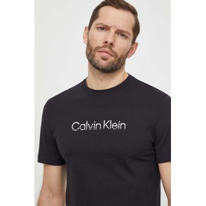 Czarny t-shirt Calvin Klein w młodzieżowym stylu z krótkim rękawem z nadrukiem