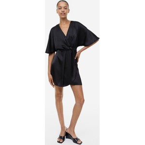 Czarna sukienka H & M z satyny z krótkim rękawem kopertowa