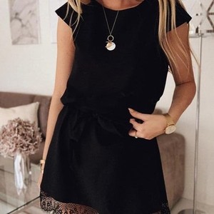 Czarna sukienka Parine.pl z okrągłym dekoltem na ramiączkach mini
