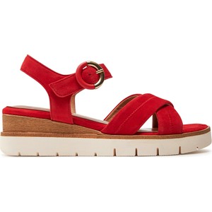 Czerwone sandały Tamaris z klamrami na koturnie w stylu casual