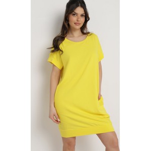 Żółta sukienka born2be mini w stylu casual z okrągłym dekoltem