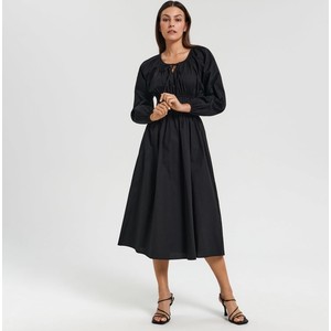 Czarna sukienka Sinsay z długim rękawem midi w stylu casual