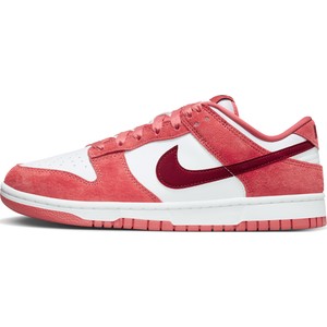 Czerwone buty sportowe Nike w sportowym stylu sznurowane z płaską podeszwą