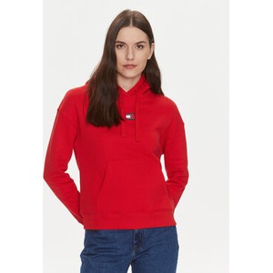 Czerwona bluza Tommy Jeans w młodzieżowym stylu