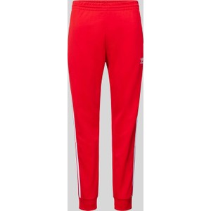 Czerwone spodnie Adidas Originals w sportowym stylu