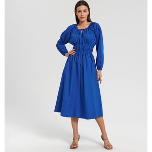 Niebieska sukienka Sinsay z okrągłym dekoltem z długim rękawem midi