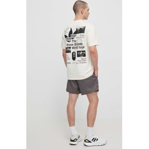 T-shirt Adidas Originals z bawełny w młodzieżowym stylu z nadrukiem