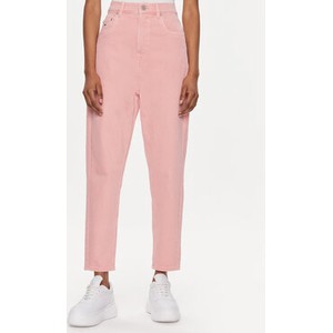 Różowe jeansy Tommy Jeans w street stylu