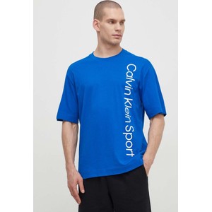 Niebieski t-shirt Calvin Klein z krótkim rękawem z nadrukiem z bawełny