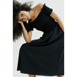 Czarna sukienka H & M z odkrytymi ramionami z tkaniny