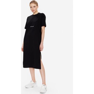 Czarna sukienka Calvin Klein w stylu casual midi z krótkim rękawem