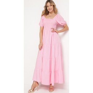Różowa sukienka born2be z dekoltem w kształcie litery v z krótkim rękawem