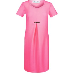 Różowa sukienka Fokus z krótkim rękawem oversize
