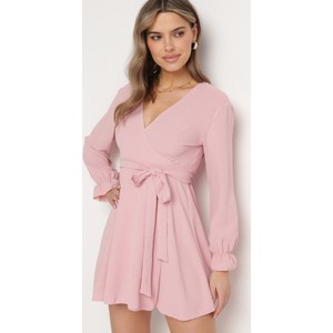 Różowa sukienka born2be kopertowa z tkaniny w stylu casual