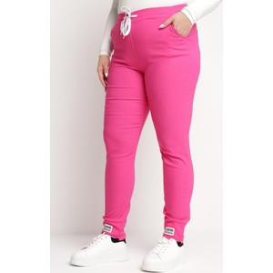 Różowe spodnie born2be w sportowym stylu