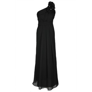 Czarna sukienka Fokus z szyfonu z asymetrycznym dekoltem