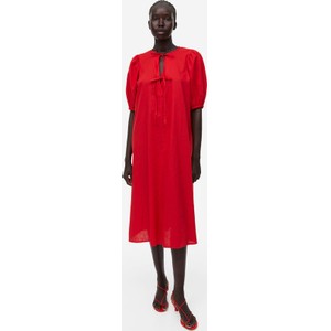 Czerwona sukienka H & M z okrągłym dekoltem z długim rękawem z tkaniny