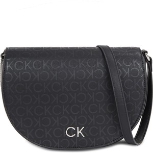 Czarna torebka Calvin Klein na ramię średnia z nadrukiem