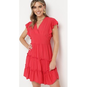 Czerwona sukienka born2be w stylu casual z krótkim rękawem z dekoltem w kształcie litery v