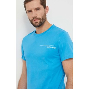 Niebieski t-shirt Calvin Klein w stylu casual z nadrukiem