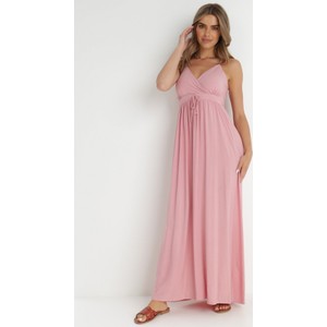 Różowa sukienka born2be z dekoltem w kształcie litery v w stylu casual